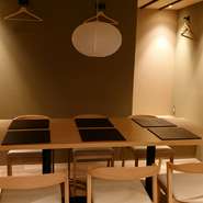 お食事会、顔合わせ、慶事、接待と幅広くご利用頂けます。※４名様からご利用頂けます。
注：夜は室料を頂戴しております。予めご了承ください。
