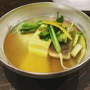 和食の命とも言われる出汁を使った『お椀』は懐石の花形です。血合いのない、上質なかつおぶしで丁寧に取った出汁と、旬の食材に繊細な仕事を施した具材が見事に調和しています。