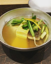 懐石の花形と言われる『お椀』は丁寧に取った出汁と、繊細な仕事を施した具材の調和が見事