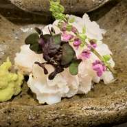 瀬戸内産や九州産の新鮮な鱧が刺身で味わえる『鱧の落とし造り』。皮目と身をさっと炙った鱧を、本わさびと醤油で食せば、上品な甘さがさらに引き立ちます。特製のチリ酢と鱧の斬新な取り合わせも、また絶妙です。