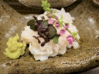 瀬戸内産や九州産の新鮮な鱧が刺身で味わえる『鱧の落とし造り』。皮目と身をさっと炙った鱧を、本わさびと醤油で食せば、上品な甘さがさらに引き立ちます。特製のチリ酢と鱧の斬新な取り合わせも、また絶妙です。