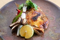 京都古来からの食材「尼鯛」を一塩にした「ぐじ」
じっくりと遠火の強火で鱗も一緒に召し上がれるようパリパリに焼き上げます。
京料理至極の逸品でございます。