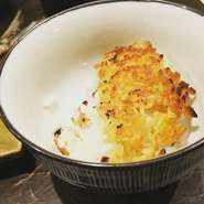 自慢の釜で炊いた『千葉県多古町産コシヒカリ』は最初の「煮え花」「炊きあがり」「おこげ」と白米でも趣あるものへ。付け合わせて、銚子港の干物や季節のおかずをご一緒に