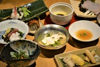 懐石では欠かす子の出来ない食の風物詩「鱧」
そんな鱧を身近に感じて頂くと共に、いろいろな食べ方で召し上がって頂けます。
この機会に是非とも御賞味下さい。