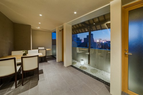 テーブル席です