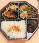 季節の食材を丁寧に仕込んだ総菜の数々、食べて楽しいお弁当に仕上げております。
接待、会合、ロケなど多種多様な場面でご利用下さい。
御予算に合わせてお作り致します。気軽にご相談ください。
