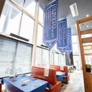 店内は、開放感たっぷりの広々とした空間が特徴。テーブル席もゆったりとした配置のため、くつろぎながら過ごせます。落ち着いた気持ちで、料理やワインを味わいましょう。