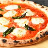 500度の石窯で焼く本格ナポリピッツァの中でも看板メニューです。通常より2倍の量のモッツァレラチーズを使用。旨味の強いミニトマトもトッピングし、ジューシーで濃厚な味わいを楽しめます。