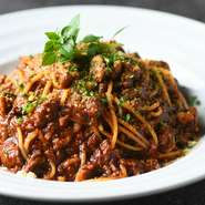 牛肉100％のソースをたっぷり使用したボリューム満点のパスタです。まるで肉料理を味わっているような感覚で楽しめます。様々な部位を使っているため、旨味が凝縮され、新たな牛肉の魅力も味わえる一品です。
