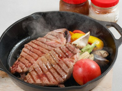 塩のみのシンプルな味付けで、肉本来の美味しさを堪能できる『福島牛ヒレステーキ200g』