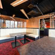 赤と黒を基調とした店内は、最大70名まで入ることが可能。コースは、2日前までの予約が必要となる『PEACEコース』が最適です。30名以上のグループならば、貸し切りも応相談。