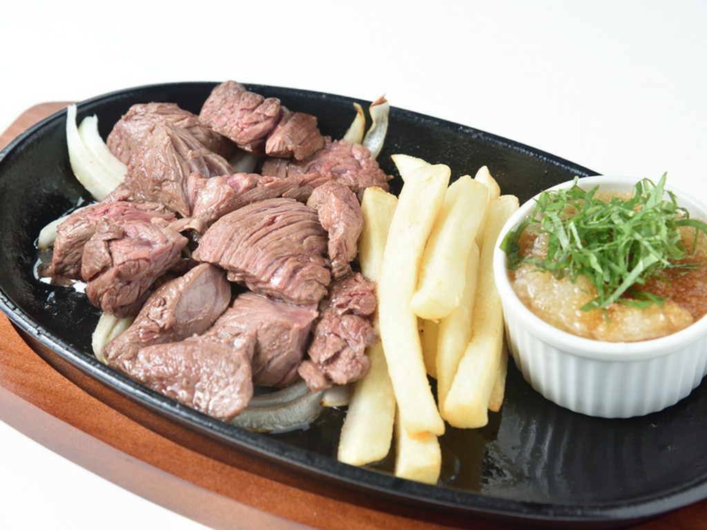 大根おろしポン酢ソースであっさりといただく『ハラミステーキ』