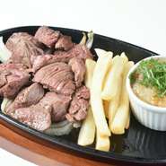 柔らかい「ハラミ」を大きめサイズにカットしステーキにアレンジ。肉の旨みがしっかりと凝縮されている「ハラミ」は、女性からの人気も高いおすすめの部位です。丁寧に火入れされており、柔らかさも格別。