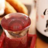 焼酎に水とティーバッグを入れてつくる『コウバシ茶割り』が人気です。焼酎に国産の抹茶・緑茶葉・玄米の味が溶け出し、ほんのりとした香りも楽しめます。焼酎の他、角ハイボールや日本酒も種類豊富です。