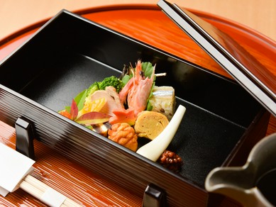 日本料理一筋の料理人がつくる割烹コースで、四季の味覚を味わう