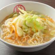 当店の中華麺は、国産小麦「きたほなみ」を100％使用したこだわりの麺です。全粒粉、全卵粉などを加えてつくる低加水縮れ麺は、もっちりとした歯ごたえが自慢。ボリュームもあって食べ応え充分です。				