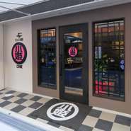 女性一人でも気軽に中華を味わってもらいたいと、店は女性を意識してつくりました。ピンクを基調とした外観のロゴは「かわいい」と人気で、SNSにアップしようと写真を撮る女性も多くいらっしゃいます。
