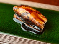 ふわっと柔らかく、口の中でほどける絶品『煮穴子の握り』