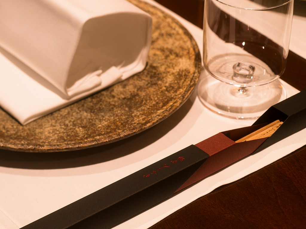 人が人を呼び、数珠つなぎという言葉を連想させる一軒