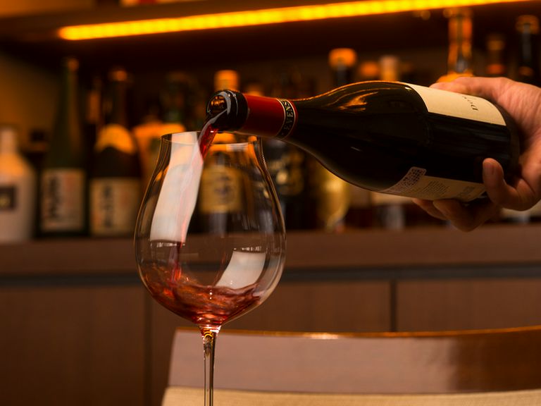泡・白・赤と並ぶワインの種類は、常時60種以上
