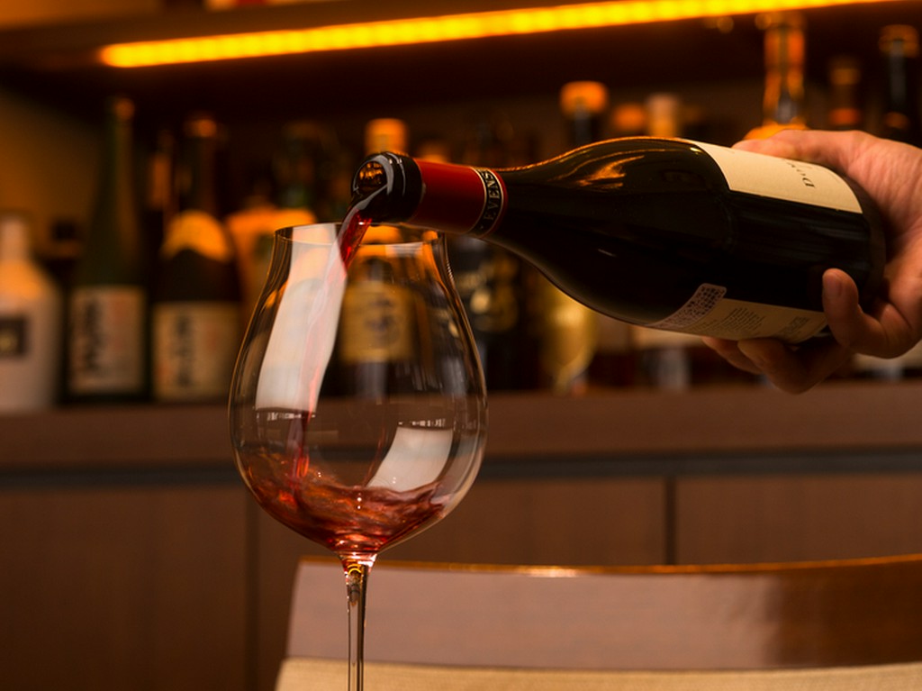 泡・白・赤と並ぶワインの種類は、常時60種以上