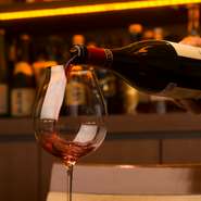 ソムリエ厳選のワインは、フランスのブルゴーニュやボルドー、アメリカのナパヴァレー、オレゴン、ワシントンでつくられたものを揃えています。ベースは、料理に合うものを。