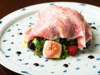 酸味と甘み、爽やかさが広がる『サーロインの生ハムと季節のフルーツサラダ』