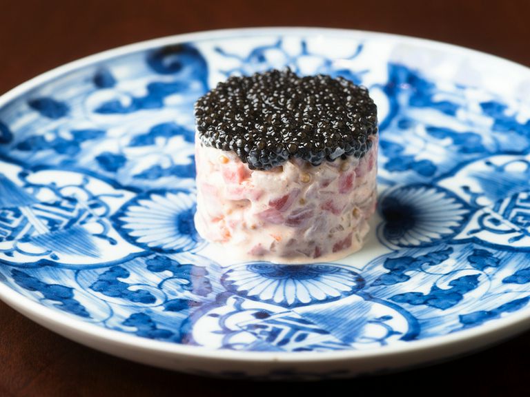 和牛・魚介・キャビアを揃えた贅沢なコラボ『黒毛和牛と季節の魚介のタルタル』