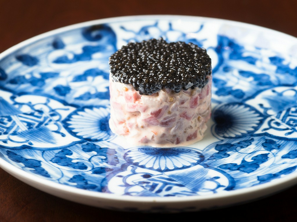 和牛・魚介・キャビアを揃えた贅沢なコラボ『黒毛和牛と季節の魚介のタルタル』