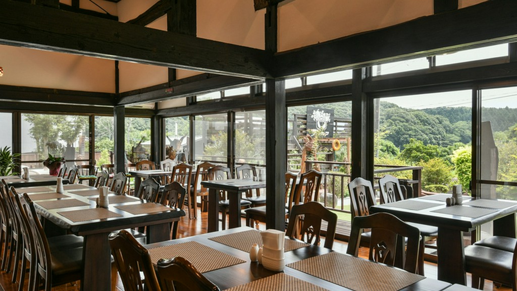 広い店内には陽光がふんだんに降り注ぎます