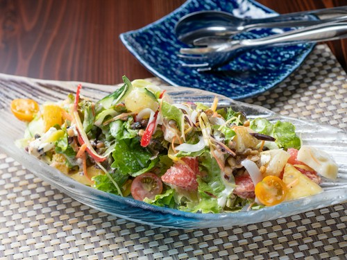 オーナーシェフのこだわりが詰まった『自家菜園パワーサラダ』