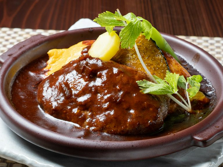 こだわりのデミグラスソースで味わう『オムライスとハンバーグ』