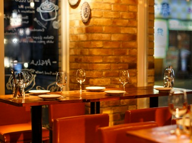 木とレンガのカジュアルな空間