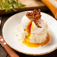 ジャガイモの食感を活かしつつ滑らかにマッシュしたポテトには、半熟卵を絡めるのが【ZION】スタイル。燻製オイルの香りがアクセントを添えます。