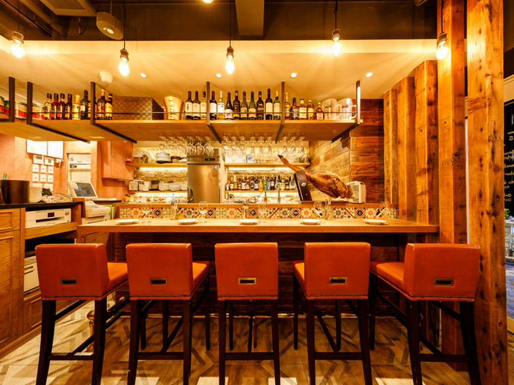 【1階席】バックバーを臨むカウンター席はライブ感満載！