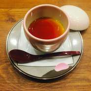 加賀料理の名店で腕を磨いた店主ならではの和スイーツが人気。定番の『和風ぷりん』は、みりんをきかせた大人の味わいで、カラメルには生姜もプラス。甘いものが苦手な方も、夜の食事のデザートに。