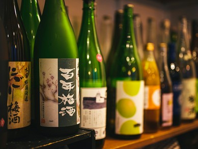 店主が厳選した全国の旨い日本酒が集い、名蔵元が醸す梅酒も豊富