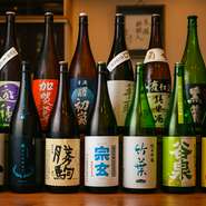 全国から選りすぐりの銘酒を仕入れています。その中でも特に希少な日本酒を『極みの一献』として提供。ゲストが自分の好みに合わせて日本酒3種を選べる『飲み比べセット』もオススメです。