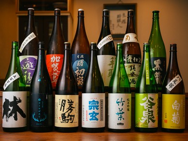 店主厳選の日本酒を選んで飲めるこだわりのラインアップ