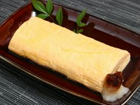 日本料理の名手がつくる出汁巻きは、出汁の風味とフワフワでなめらかな食感が絶品。出汁は利尻昆布と血合抜き鰹節から丁寧にとり、品のあるきれいな旨みが特長です。日本酒などのお酒の肴にどうぞ。