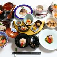 【加賀屋】での研鑽時に得た縁を生かし、日本指折りの漁港・石川県七尾から四季折々の鮮魚を直送仕入れ。鮮度と持ち味の頂点を楽しめる多彩な皿を紡いでいます。