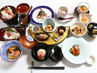 【加賀屋】での研鑽時に得た縁を生かし、日本指折りの漁港・石川県七尾から四季折々の鮮魚を直送仕入れ。鮮度と持ち味の頂点を楽しめる多彩な皿を紡いでいます。