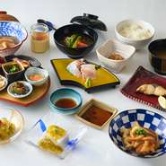 伝統的な懐石料理をベースにしながらも、店主独自の新しいテイストを加えた全10品の心惹かれるコース。日本料理の醍醐味を気取りなく、リーズナブルに満喫できます。