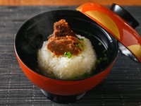 石川県の珍味・ふぐの真子（卵巣）の糠漬けを使った、贅沢＆珍しいお茶漬け。濃厚かつ、まろやかな風味で、一度味わうとヤミツキになる美味しさです。コースの食事としても用意可能。予約時にリクエストを！