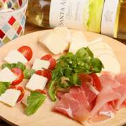 フランスやイタリアなどのヨーロッパ、アメリカやチリなどのニューワールドから、肉とチーズに合うワインを厳選。皆でいろいろな銘柄を楽しめるように、リーズナブルな価格でご提供。セレクトのご相談も喜んで！