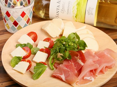 肉＆チーズに合うワインが豊富！　ボトル3000円〜でコスパも◎