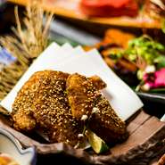 弾力のある肉質に、独自の旨みがある「名古屋コーチン」。すきやき鍋や炭火炙り焼きなどいろいろな調理法で堪能できます。鶏の王様と言われるのも納得の美味しさ。【とよ田】オリジナルの、地鶏料理が見逃せません。