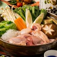 特製の出汁が絶品のすき焼き鍋。一般的なブロイラーなどより歯ごたえが強く、噛むほどに旨味が出る日本三大地鶏のひとつ「名古屋コーチン」に特製出汁が染み込み、絶妙なハーモニーを奏でます。