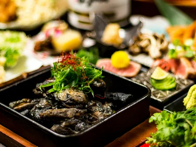 旨味たっぷりの肉汁が口中を満たす『名古屋コーチンの炭火炙り焼き』
