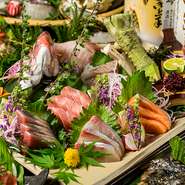 静岡県産の、お刺身で食べられる新鮮な金目鯛を、贅沢にしゃぶしゃぶでお召し上がりいただきます。さっとダシにくぐらせてどうぞ。金目鯛の甘みや旨味、そしてダシのふくよかな香りまでもがご馳走です。